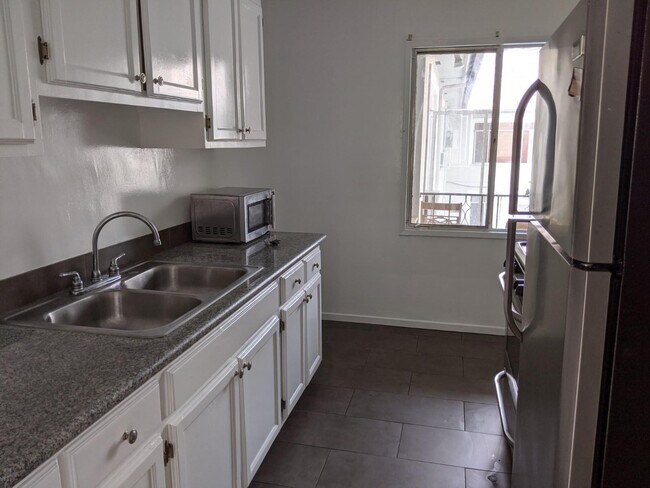 kitchen - 1111 Larrabee St