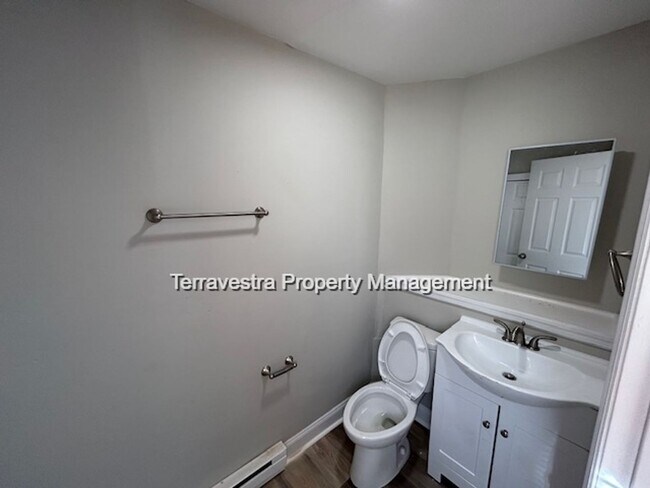 Building Photo - Completely Renovated 3 bed 1.5 bath