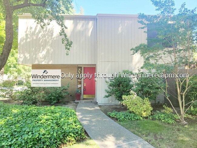 Foto del edificio - Gorgeous Campus Commons Home Available Now!