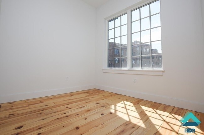 Building Photo - 212 N 4th St