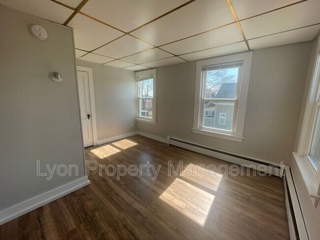 Building Photo - 5 Vose St