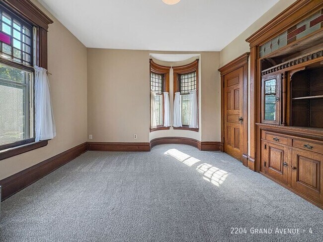 Foto del edificio - 2204 Grand Ave S