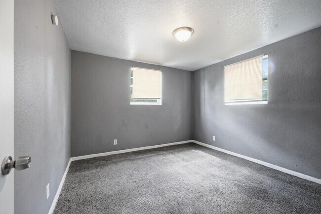 Foto del edificio - 1658 W 10th St
