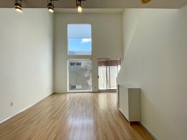 Building Photo - CHARMING 1 BEDROOM / 1 BATH LOFT APARTMENT...