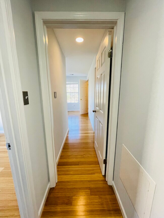 Entrada del pasillo al dormitorio principal - 6423 Richmond Hwy