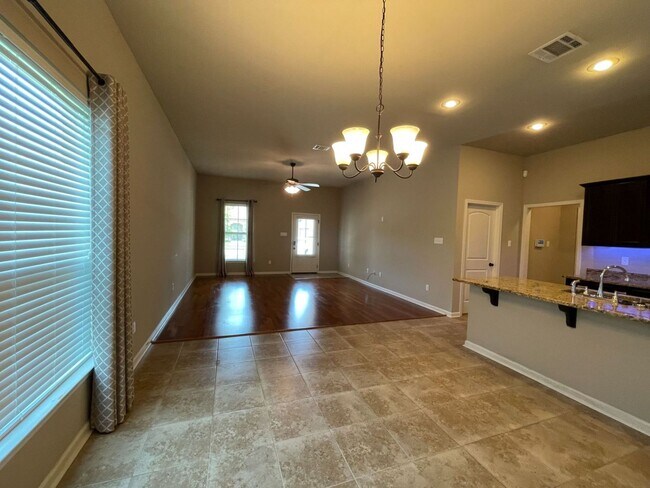 Foto del edificio - 3 Bedroom House located off Burbank in Mag...