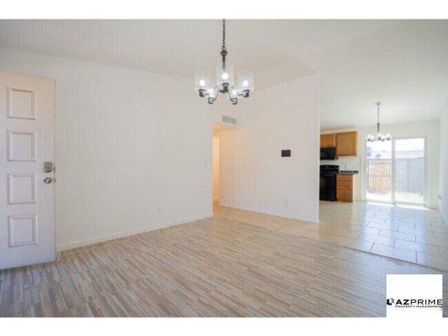 Building Photo - Stylish 2/1 Townhouse in Cypress Garden - ...