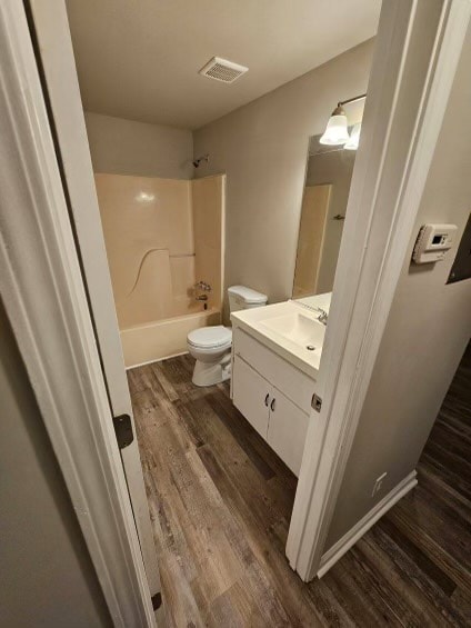 Building Photo - One Bedroom Apt Available For Immediate Oc...