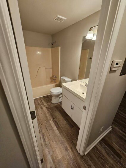 Foto del edificio - One Bedroom Apt Available For Immediate Oc...