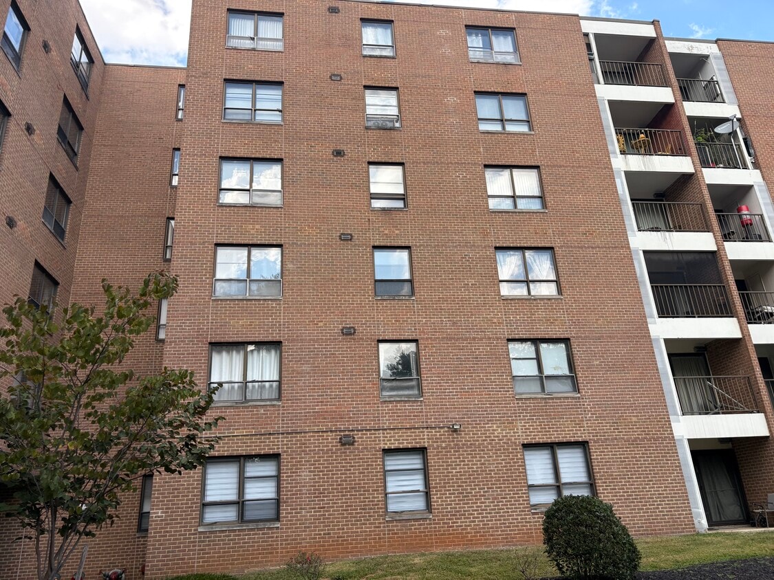 Foto principal - 6317 Park Heights Ave