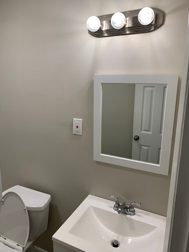 Building Photo - 3328 Valley View Dr NE