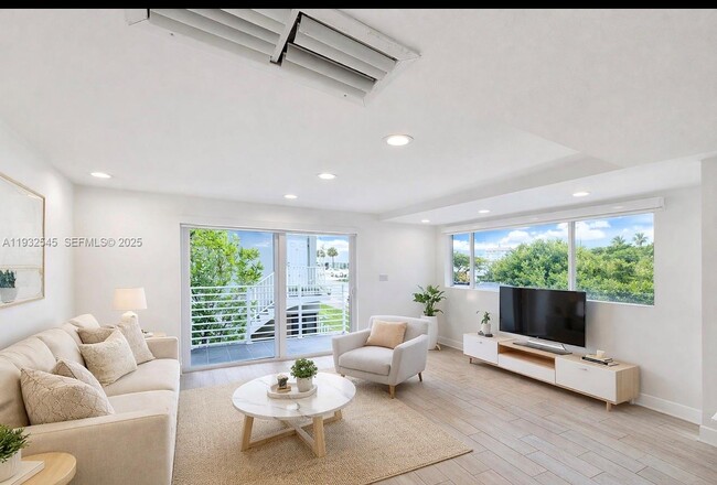 Building Photo - 1966 Biarritz Dr