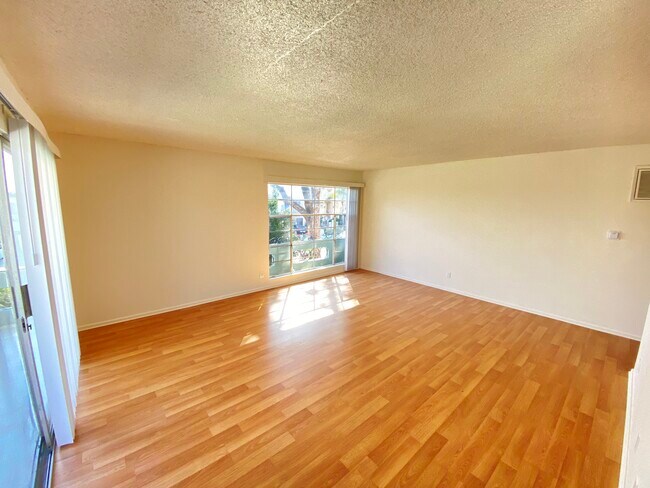 Building Photo - 3332 Mentone Ave
