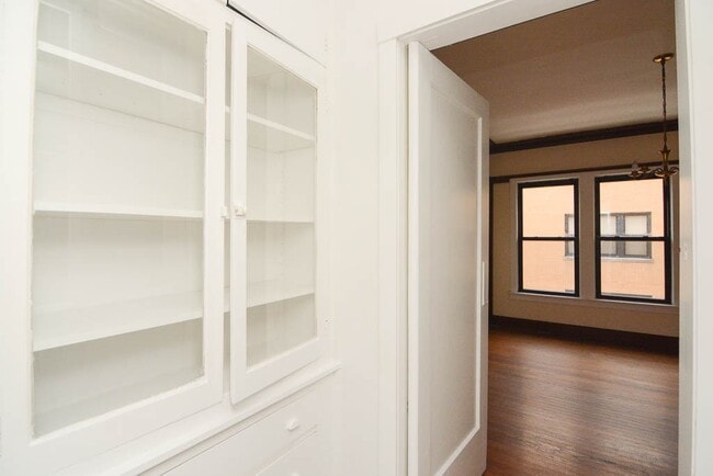 Building Photo - 2426 N Sawyer Ave