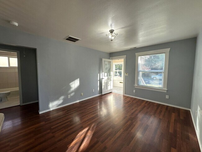 Building Photo - 2 bed/1 bath House in North Everett- Great...