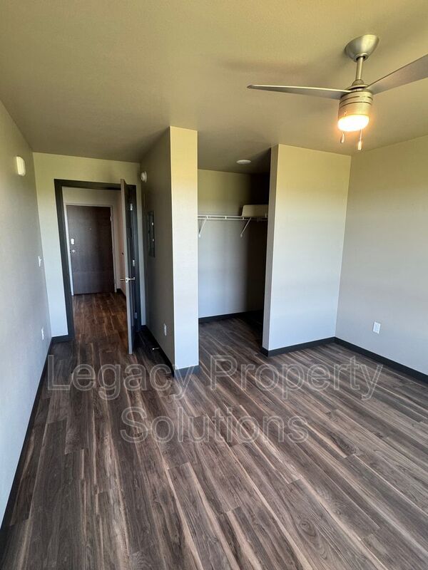 Primary Photo - 226 E Greenfield Ln