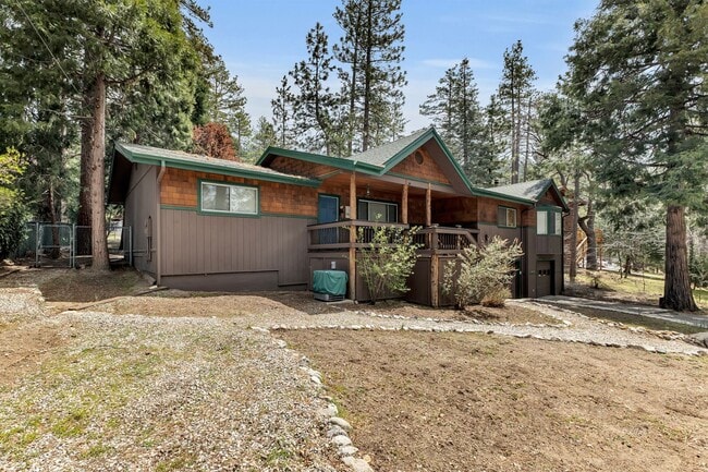 Building Photo - Mountain Lodge Home 1 Mile Away from the C...