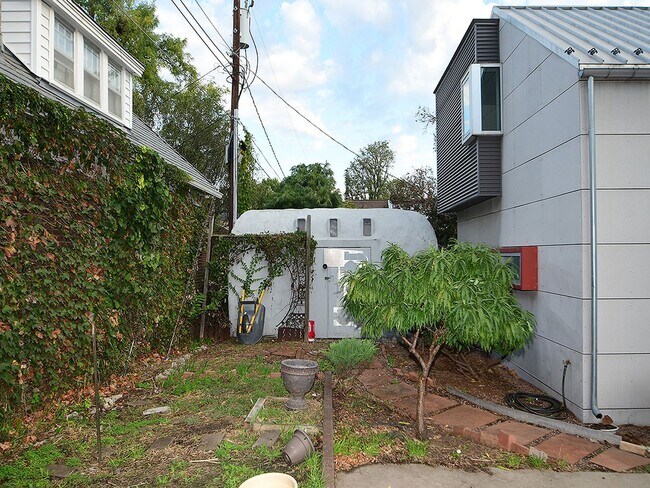 Building Photo - Cool House
