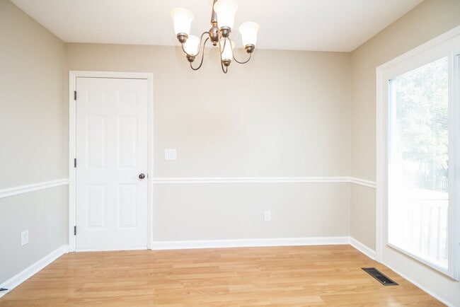 Building Photo - 2814 Meadowhill Dr