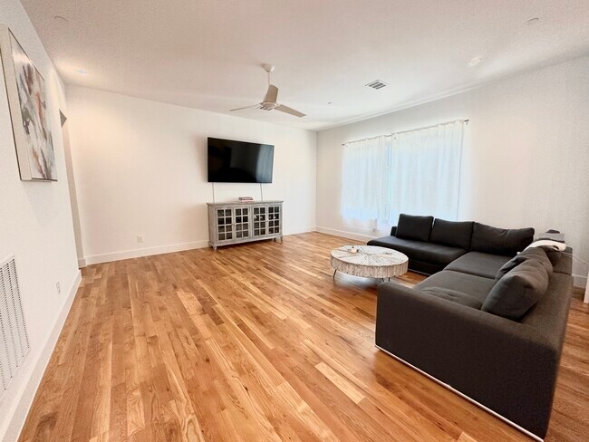 Foto del edificio - 4223 Holland Ave