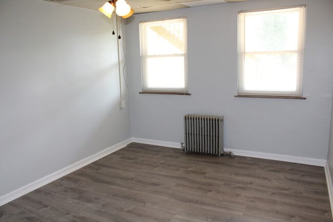 Building Photo - 407 Elm Rd