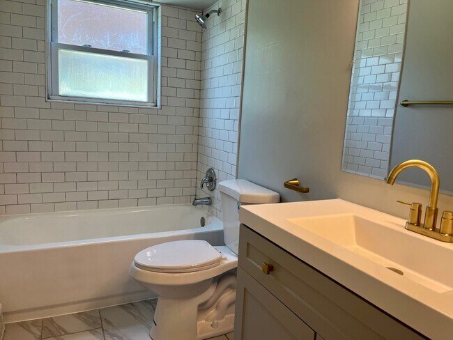 Foto del edificio - Rehabbed 2 Bedroom In Prime Lake Bluff Location - Pet Friendly - Free Parking!