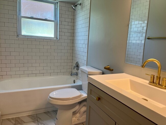 Building Photo - Rehabbed 2 Bedroom In Prime Lake Bluff Location - Pet Friendly - Free Parking!