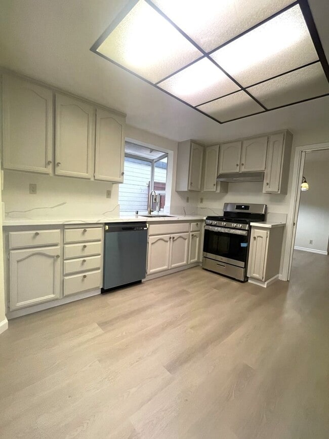 Building Photo - Gorgeous 3 Bedroom 2.5 bath Home in Desira...