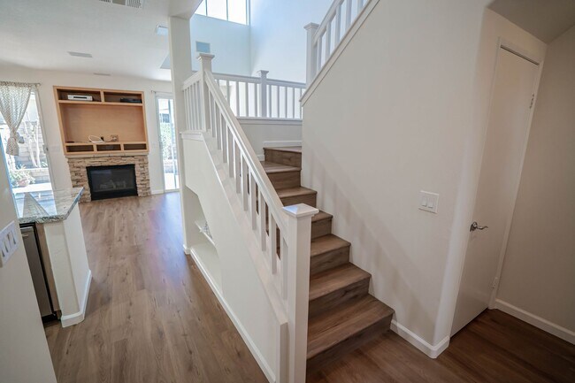 Foto del edificio - 2-Bedroom Townhome in Valencia's Cheyenne ...