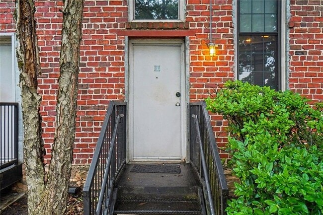 Building Photo - 644 Wells St SW