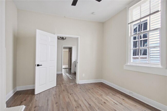 Building Photo - 914 N Prieur St