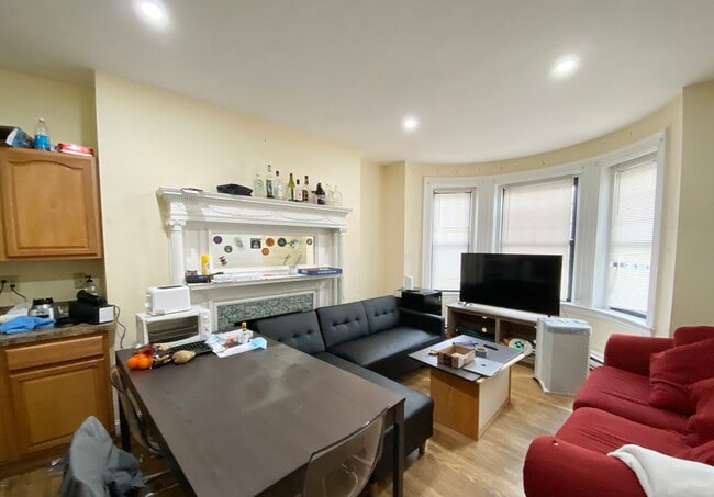 Building Photo - 407 Newbury St