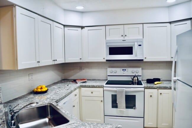 Building Photo - 5589 N Mica Mountain Dr