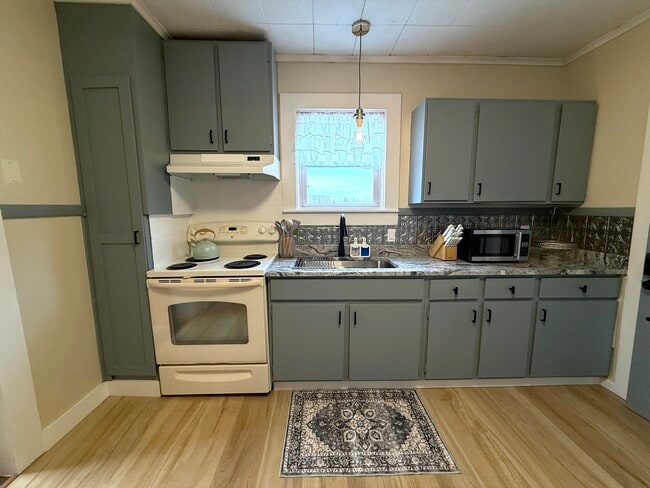 Kitchen - 15 Summit St