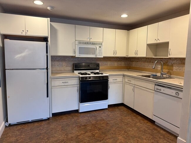 Building Photo - 8 Kenmar Dr