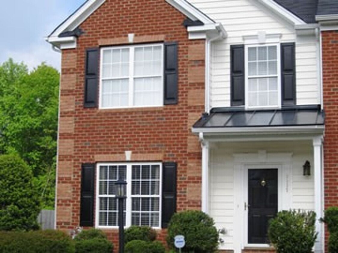 Primary Photo - Price Reduced - Beautiful townhome in grea...