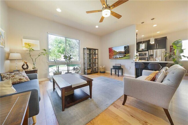 Building Photo - 2013 Simond Ave