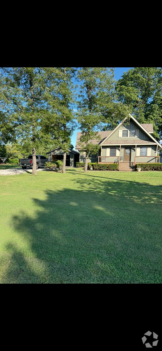 Building Photo - 230 S Lakeshore Dr
