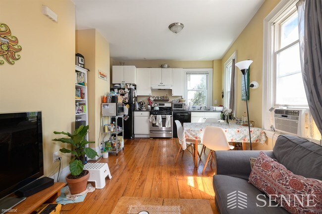Building Photo - 3 br, 1 bath  - 1095 Cambridge St Apt.2