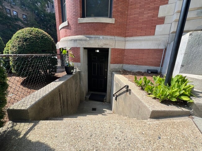 Building Photo - 1064 Beacon St