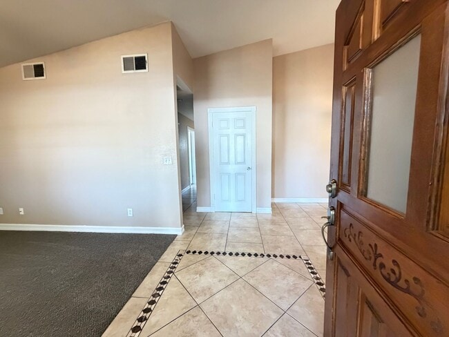 Building Photo - Gorgeous 3 Bed 2 Bath House in a Great Neighborhood