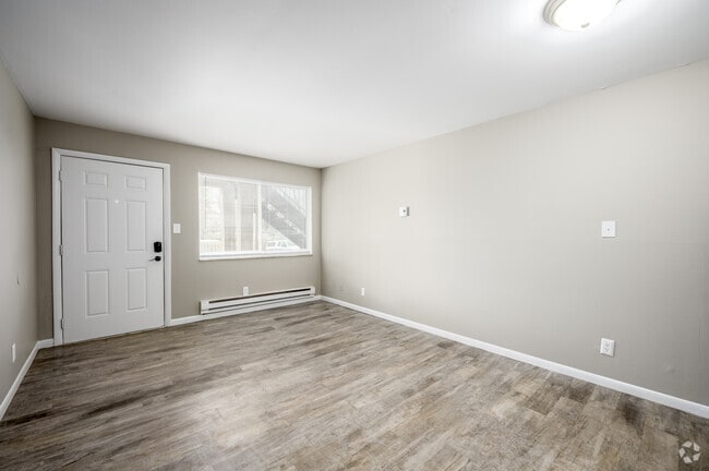 1BR, 1BA - 475SF - Living Room - 337 N Butler Ave