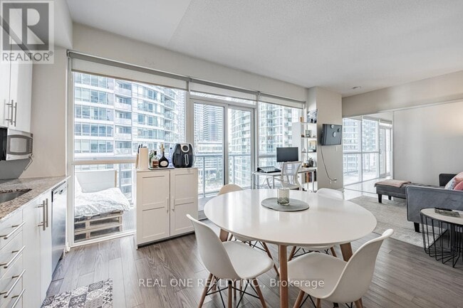 Building Photo - 352 Front St W