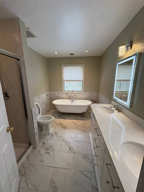 Foto del edificio - 396 Eastport Manor Rd