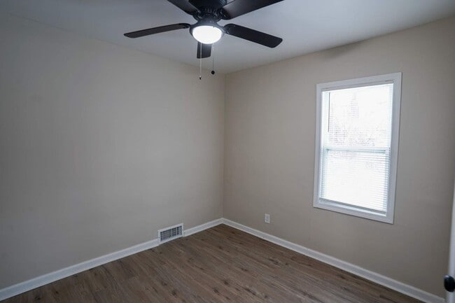 Building Photo - This beautifully updated 3-bedroom, 1-bath single-family home is ready for move-in!