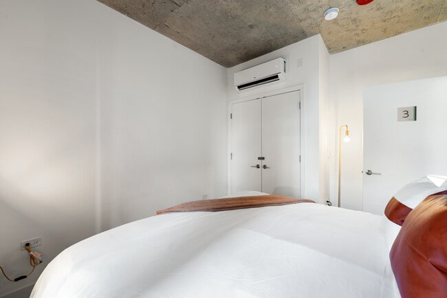 Building Photo - Central 4BR Apartment – Modern Living in Chicago