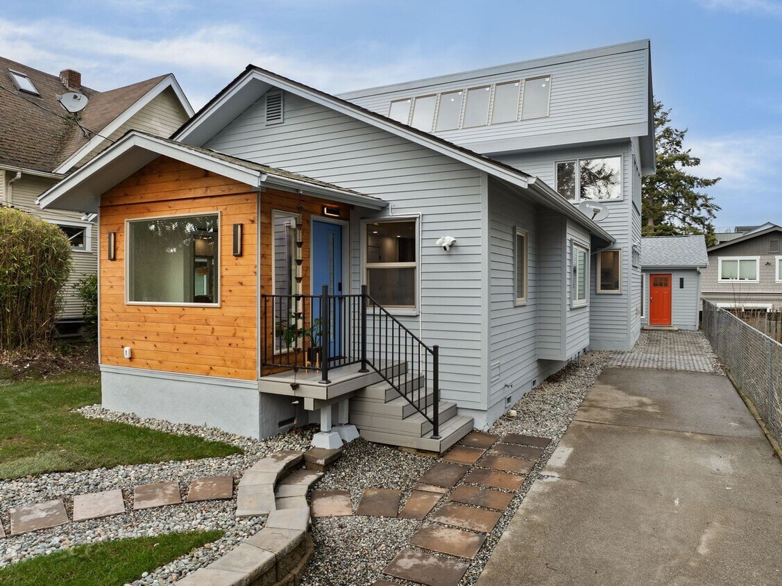 Foto principal - Better Than New Single Family Home!