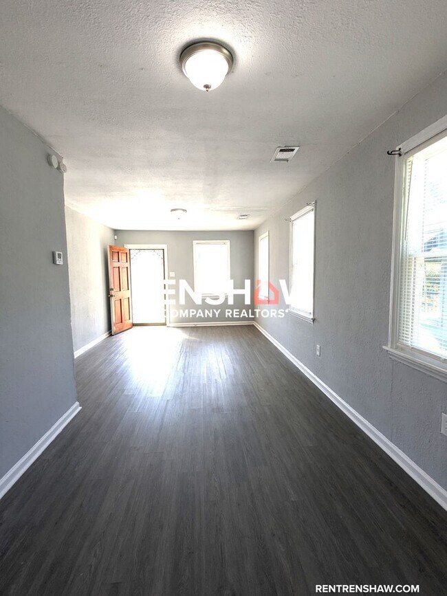 Building Photo - Adorable 2/1 In Memphis Now Available For ...