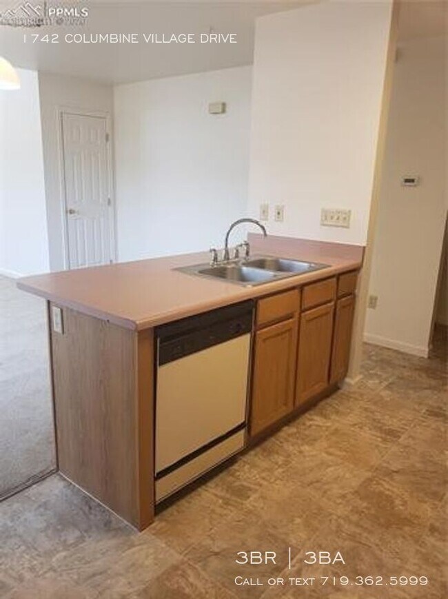 Building Photo - Conveniently located Townhome