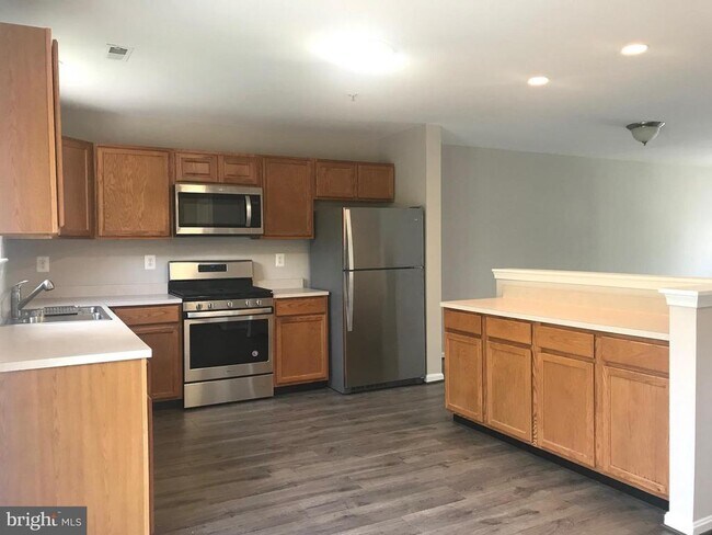 Building Photo - 8805 Goose Landing Cir
